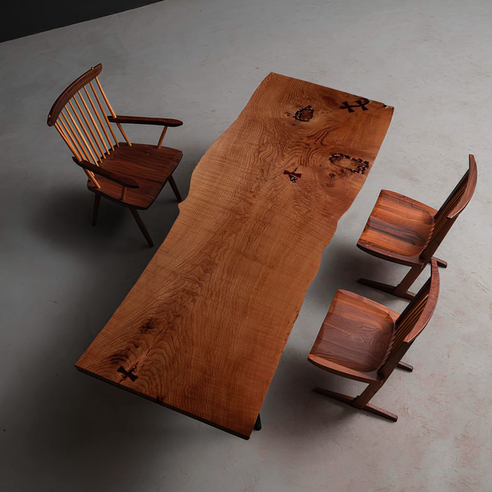 Mesas de diseño creadas a partir de piezas enteras de madera con incrustaciones de resinas